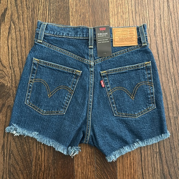 Levi's Ribcage Shorts - Picture 2 of 5